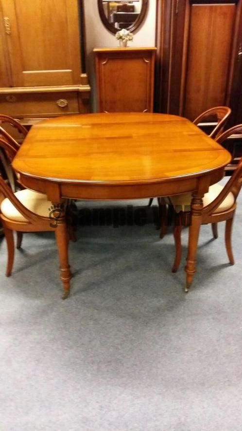 Verkocht artikelnr. 1600340 Kersenhouten Tafel met vier stoelen.
artikelnr. 1600340 Kersenhouten Tafel met vier stoelen

Massief kersenhouten tafel met vier stoelen,
Tafel is uitschuifbaar met twee tussen bladen.
Tafel staat op messing wielen en is nieuw!
Dit is een top kwaliteits tafel met stoelen van een uitmuntende kwaliteit!
Maten; totaal van twee bladen B 1.22m L 1.62m
Tussen bladen zijn; 40 cm
Keywords: artikelnr. 1600340 Kersenhouten Tafel met vier stoelen