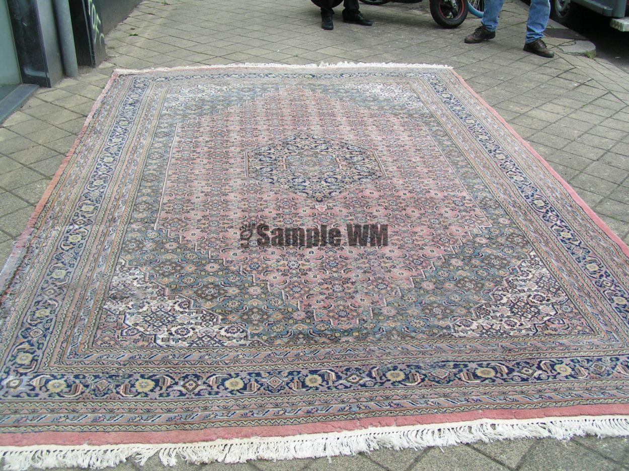 Verkocht artikelnr. 1600346 Groot Tapijt Indo Bidjar
Kleur 	: 	Rood, Grijs, Overige kleuren, Wit, Cr�me, Blauw
Beschrijving
Handmade

Oriente

size:  365 x 250m


Keywords: artikelnr. 1600346 Groot Tapijt Indo Bidjar.