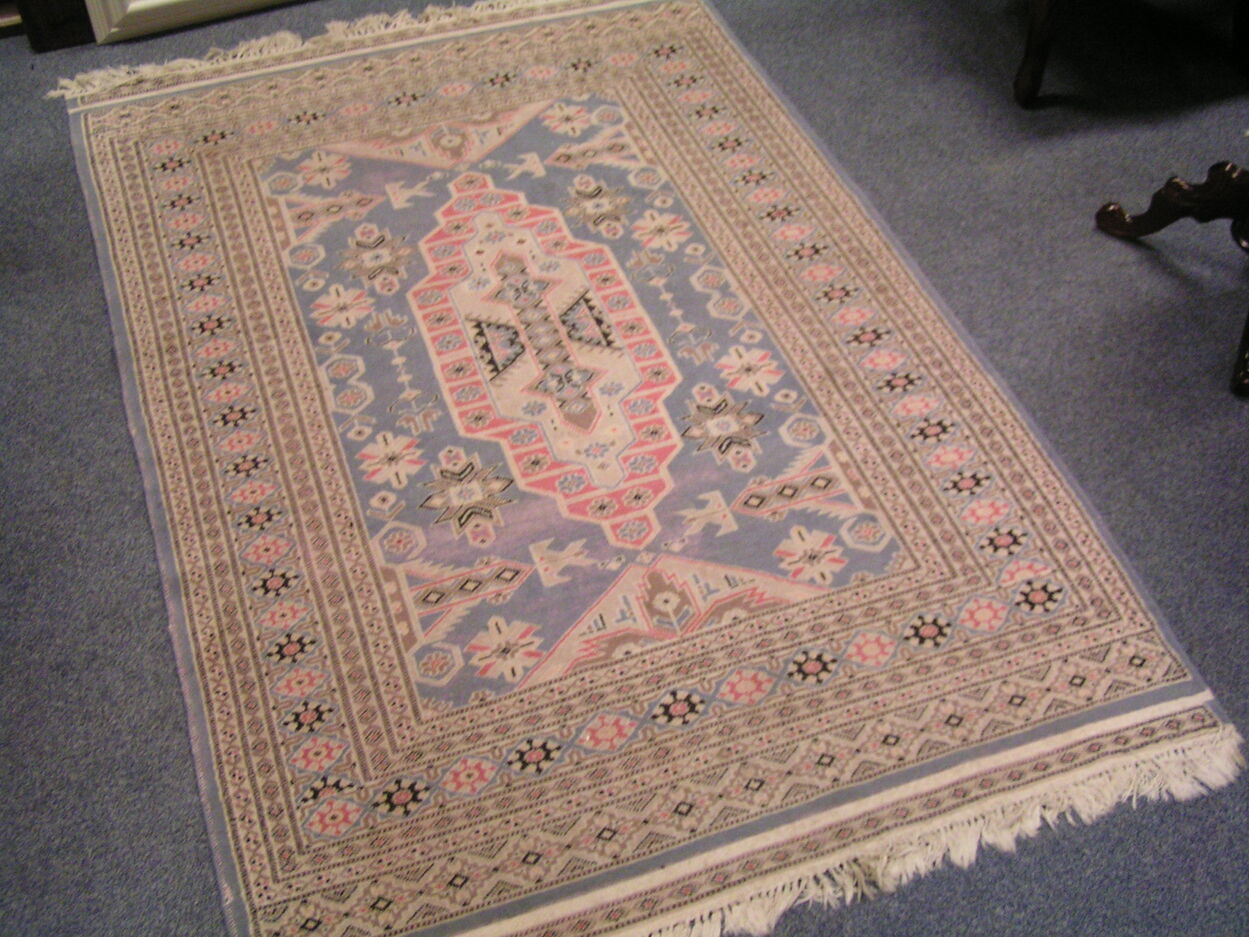 artikelnr. 1602050 Antiek Perzisch Handgeknoopt TAPIS FAIT MAIN Tapijt in zeer goede staat prijs �249,- euro
Afm 190 x 120 cm
