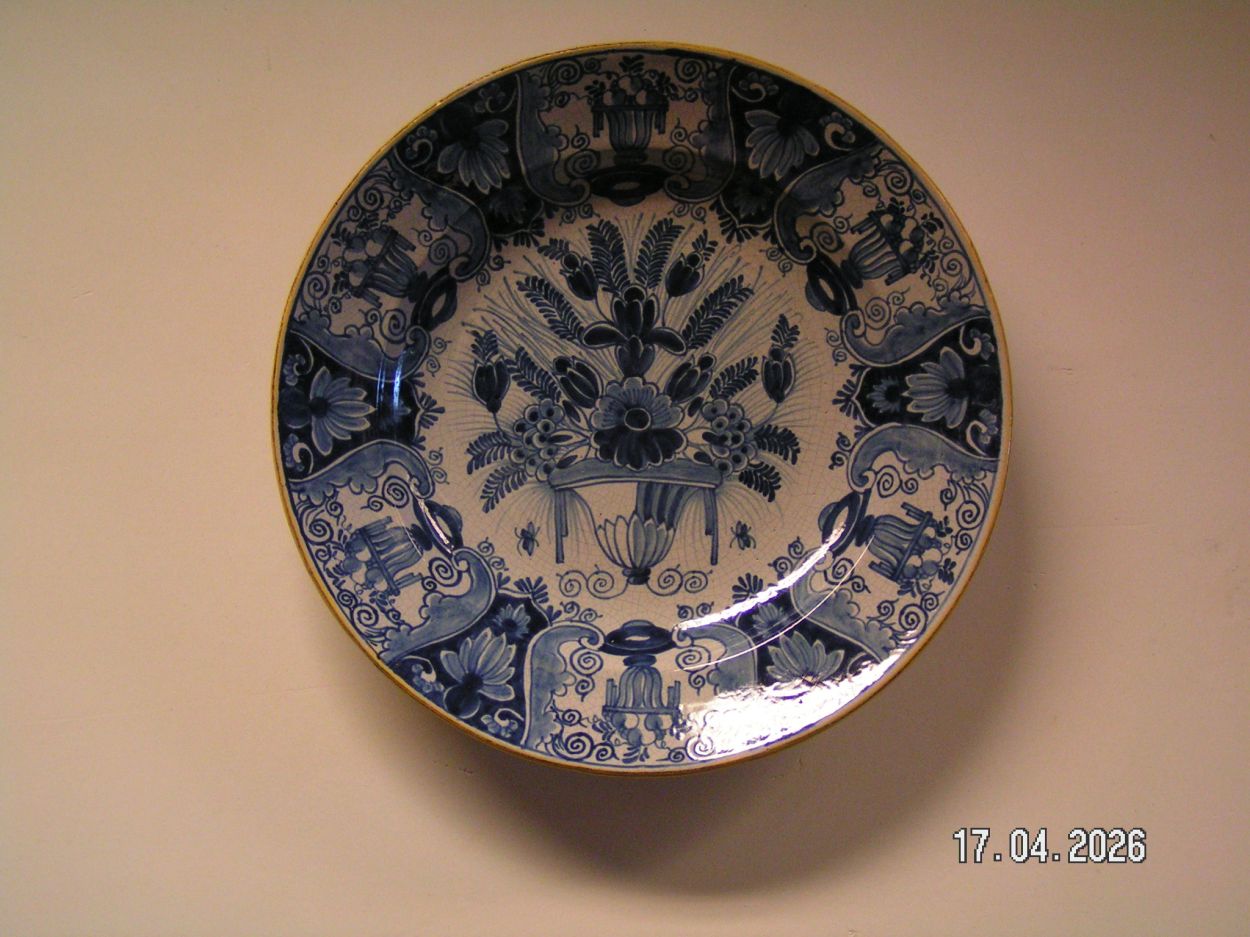 artikelnr. 16020113 Antiek Groot 18e Eeuws Delfs Blauw Bord is Puntgaaf prijs €175,- euro
Doorsnede 36 cm En Helemaal Perfect!
