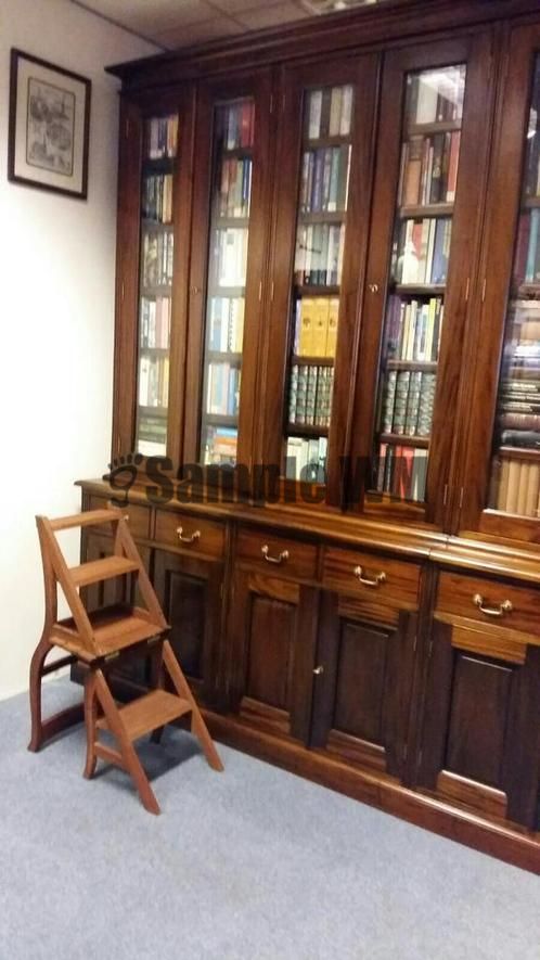 artikelnr. 1600334 Grote Engelse Mahoniehouten Boekenkast: prijs op Aanvraag
Grote Mahoniehouten Engelse Boekenkast in uitmuntende staat!

Met Facet geslepen glazen deuren en planken verstelbaar in hoogte.
Maten; H 2.58m B 2.44m D 52cm
Keywords: Grote Engelse Mahoniehouten Boekenkast