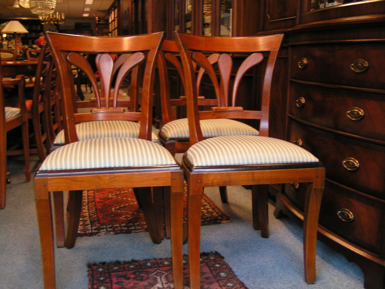 artikelnr. 1600287 Setje Engelse Kersenhouten stoelen: prijs €495,- euro.
In perfecte staat.

Opnieuw gestoffeerd
Keywords: Engelse Kersenhouten stoelen