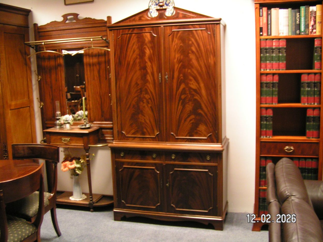 artikelnr. 1602079 Mahoniehouten Buffetkast in Nieuwstaat Regency prijs €495,-euro.
