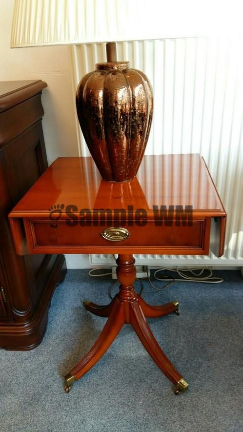 Verkocht artikelnr. 1600351 Heldense Exclusief Taxus Bijzettafel Hangoor
Heldense Exclusief Taxus Bijzettafel met twee klapbladen en een lade op messing wielen.
In nieuwstaat!
49 ( + 2 x 17 ) x 46 x 65 cm
19 ( + 2 x 7 ) x 18 x 26 inch
Keywords: Heldense Exclusief Taxus Bijzettafel Hangoor