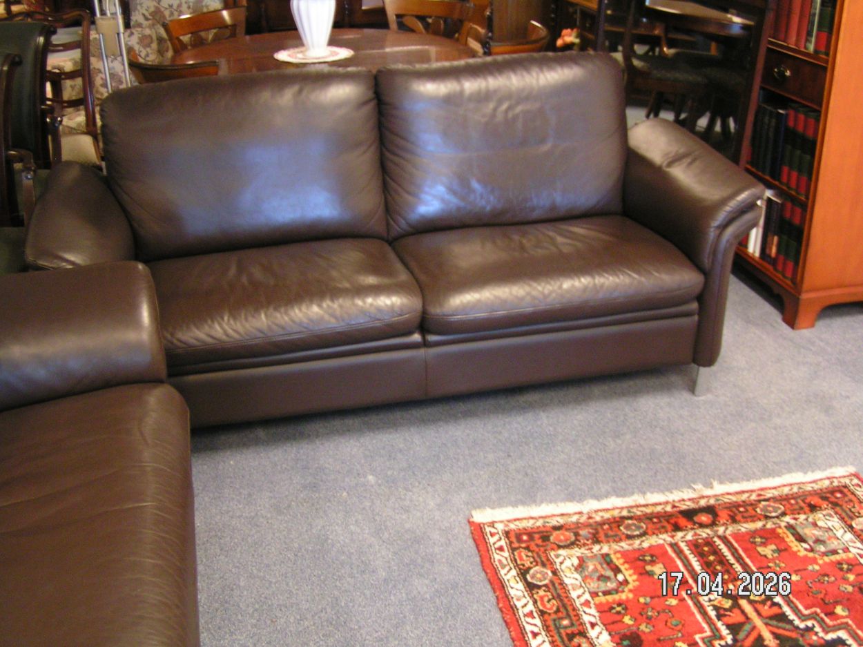 artikelnr. 16020112 Design Rolf Benz 3300 Bank Stel 2en 3 Zits Bruin Leer in Nieuw Staat prijs €1450,- euro.
Banken zijn de verstelbaar zitting en rugleuning.
