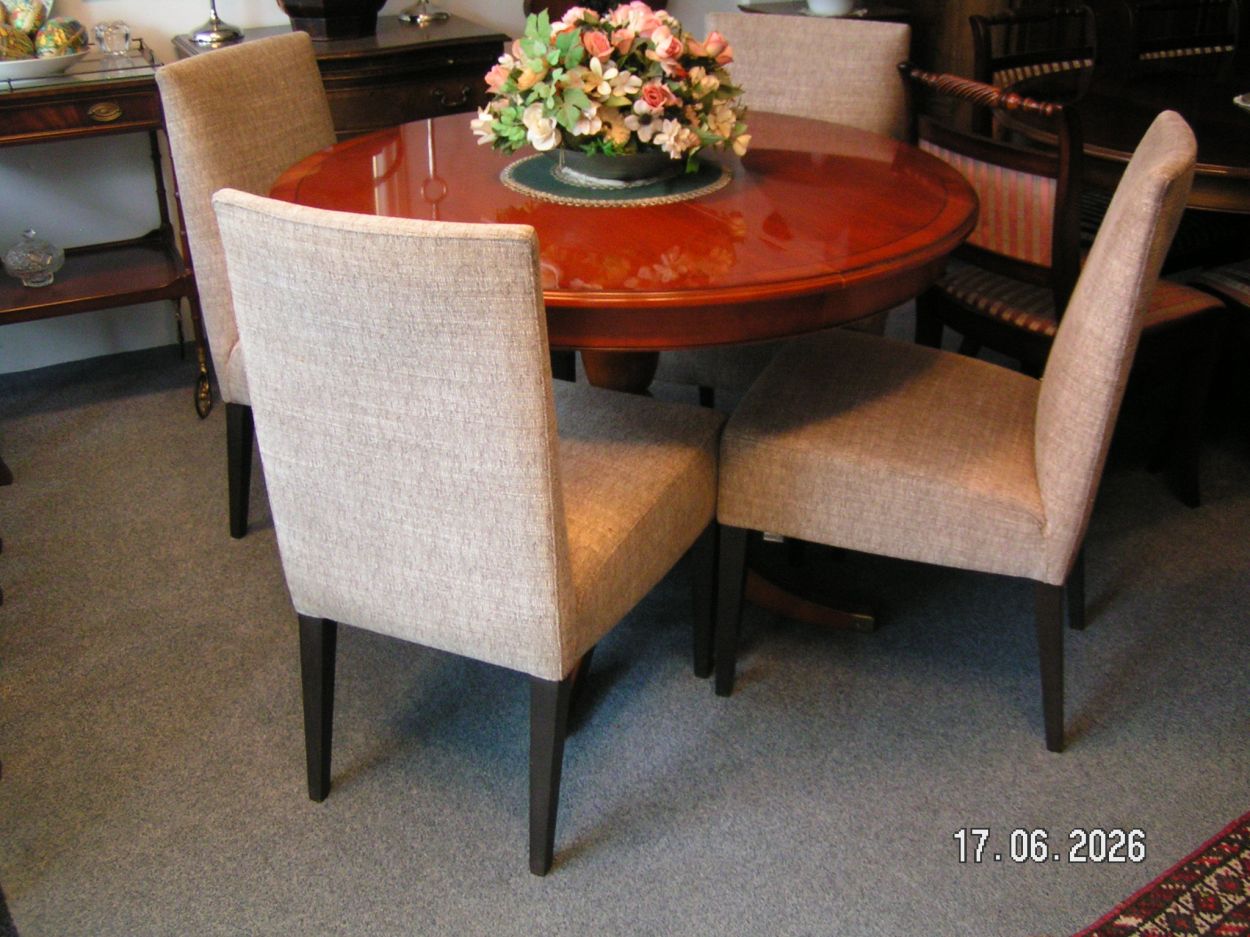 artikelnr 16020116 Vier BENCH Eetkamerstoelen met beige stof bekleed in Nieuwstaat prijs €450,- euro.

