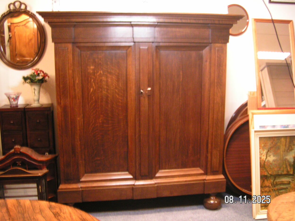 artikelnr. 1602048 Pastoorkast Eikenhout naar Antiek Voorbeeld in Nieuwstaat prijs €795,- euro
Afm B 175 H 1.85 D 50 cm
