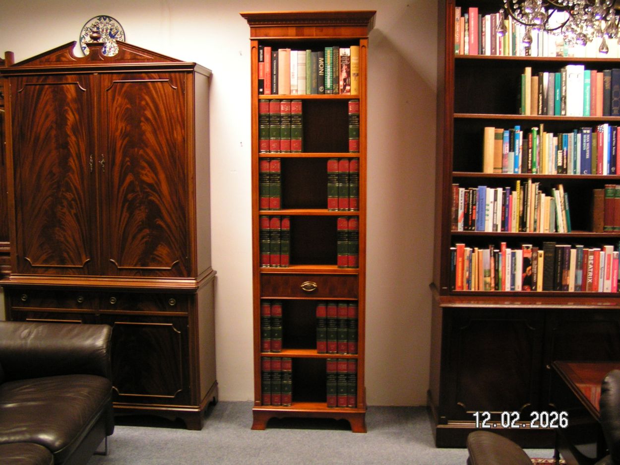 artikelnr.1602078 Heldense Exclusive Smalle Taxus Boekenkast in Nieuwstaat en Helemaal Perfect! prijs €1250,- euro.
Zeer Zeldzame Smalle Taxus Boekenkast in Nieuwstaat!
Inlegplanken zijn Verstelbaar.
Afm 66 x 41 x 212 cm
26 x 16 x 83 inch.
