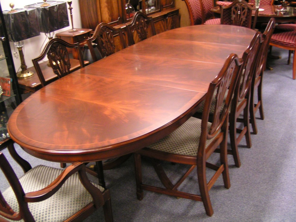  artikelnr. 00264 Heldense Exclusive Mahonie Eetkamertafel nog diversen groten tafels op voorraad.
Uitschuifbare ovale eetkamertafel met 2 inlegbladen die onder het blad kunnen worden opgeborgen. Met hoogwaardig metalen syngroongeleiders met centrale borging.
Met intarsia inglegde bladen.

Totale lengte: 2.85m (tussenbladen 50cm per stuk)

Breed: 1.05m

In nieuwstaat.

Uniek exemplaar.

stoelen zijn verkocht.

Evt. met diverse Sheraton stoelen in diverse soorten, maten, kleuren.
Keywords: Heldense Exclusive Mahonie Eetkamertafel