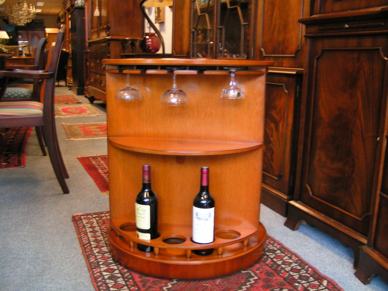 Verkocht 1600225  Heldense Draaibare Cocktailbar Taxus in Nieuwstaat.
Heldense Exclusive Draaibare Coctailbar Taxus.
Met flessen en glazenrek. Voorzien van boekenvakken,
Bergruimte achter 2 deuren en 2 zijdig uitschuifbaar serveerplateau.
Met intarsia ingelegd blad.

afmetingen: 63 x 63 x 73 cm
25 x 25 x 29 inch

In Nieuwstaat en Helemaal Perfect!
Keywords: Heldense Exlusive Taxus Draaibare Cocktailbar Nieuw.