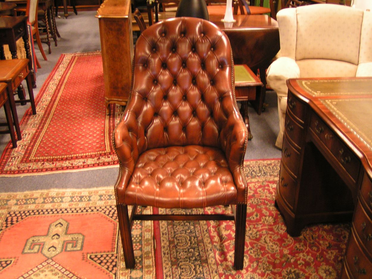 Verkocht
met groen leer ingelegd met goud bedrukte randen.

Gebogen front.

10 lades, oplopend van klein naar groot.

Helemaal perfect, in nieuwstaat. Super Engels kwaliteitsmeubel.

Evt. te koop met Chesterfield Bureaustoel bruin leer"Library in Antique Dark Rust" van superkwaliteit in zeer goede staat.

Afmetingen Bureau: B: 1.18m x D: 58cm x H: 78cm
Keywords: Engels