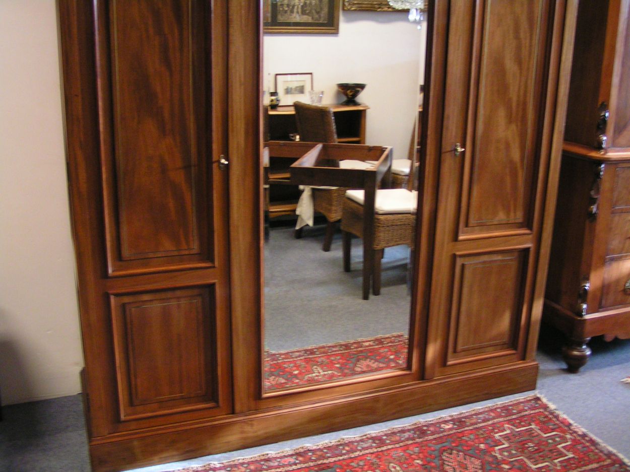 Verkocht 1600446 3-Deurs Koninklijke Kledingkast H.F. Jansen en Zoon 1874:
De koninklijke Meubelfabriek en Magazijnen H.F. Jansen en Zonen was een meubelfabriek en woninginrichting in Amsterdam van 1840 tot 1948.
In 1871 Hofleverancier van het Koninklijk Huis.
De firma voorziet vanaf 1886 de werk- en slaapkamer van Koning Willem III en later Prinses Wilhelmina in Paleis Soestdijk van een nieuwe wandbekleding en meubilering. In 1881 wordt voor Prinses Emma de meubilering van het Paleis Het Loo verzorgd.

B: 1.97m x D: 63cm x H: 2.13m

Midden Deur Facet geslepen groten Spiegel.

Binnenkant geheel van Massief Slavonisch Eiken.

Planken in hoogte verstelbaar.

Deze antieke Koninklijke kledingkast verkeerd in absolute nieuwstaat.
Keywords: 3-Deurs Koninklijke Kledingkast H.F. Jansen en Zoon 1874