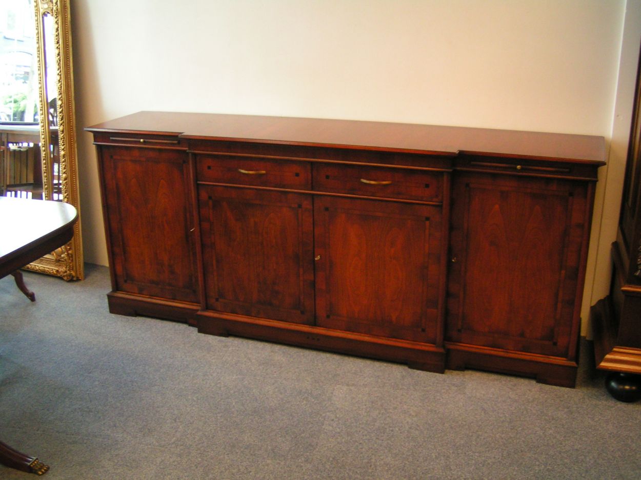 Verkocht artikelnr. 1601005i Heldense Exclusive Savannah, altijd diverse dressoirs op voorraad.
Kersenhouten \'Art Deco\' stijl Dressoir uit de Heldense Savannah collectie.

4-deurs deurs dressoir met sprong , 2 laden, 2 uitschuifplateaus en 1 legplank per vak. Met intarsia ingelegd blad.
Laten op metalen geleiders.

214 x 49 x 90cm.
84 x 19 x 36 inch.

In nieuwstaat gisteren uit de fabriek.
Keywords: Heldense Exclusive Savannah Dressoir